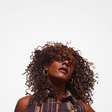 Liniker transforma visual em celebração de 10 anos de carreira