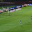 Goleiro Tadeu faz lambança, mas se redime com gol em vitória do Goiás