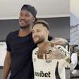 Diferença de altura entre astro da NBA e funcionário do Santos impressiona