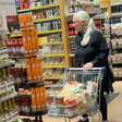 Flagramos Mãe Lucinda, de 'Avenida Brasil', fazendo compras em supermercado de luxo dos paulistanos
