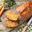 Esse bolo de cenoura proteico é uma opção prática e saborosa para o lanche da tarde e fica pronto em poucos minutos