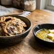Cookies com sabor mais intenso sem trocar a receita inteira: confeiteiros douram apenas metade da manteiga, preservando parte da água da massa e acrescentando notas de caramelo e castanhas