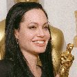 Angelina Jolie ganhou seu primeiro e único Oscar aos 24 anos e o filme virou um ícone dos anos 2000