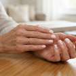 Unhas que deixam mais jovem: 7 cores de esmalte que favorecem mãos com mais de 40 anos.