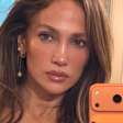Jennifer Lopez usa grife brasileira em look de R$ 2,4 mil com blusa e saia longa de algodão e renda