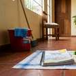 Filha acompanhava a mãe nas faxinas porque não tinha com quem ficar, fazia tarefa sentada no chão das casas onde ela trabalhava e anos depois voltou a um daqueles endereços usando um jaleco que ninguém esperava ver