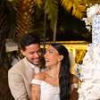 Com buquê de flores brancas, Duda Kropf se casa com Felipe Amorim de vestido de noiva com corset e cauda