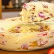 Pavê de morango cremoso montado em camadas deliciosas com biscoitinho e creme aveludado