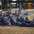 F1: Verstappen supera 100 rivais em apenas 14 voltas e vence desafio de kart em Silverstone