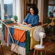 Roupas demoram para secar no frio ou na chuva? Veja truques simples e rápidos para acelerar a secagem dentro de casa sem deixar as peças com cheiro de mofo