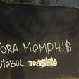 Muro da sede do Corinthians é pichado com críticas a Memphis Depay