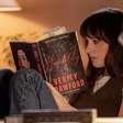 Anne Hathaway assombra Dakota Johnson mesmo sem estar morta: Suspense baseado em romance best-seller estreia em duas semanas