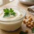 Em vez de usar ovos na maionese vegana, cozinheiros aproveitam a aquafaba do grão-de-bico, que ajuda a formar uma emulsão cremosa sem ingredientes de origem animal