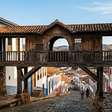 Uma cidade colonial que sobe 150 metros pela encosta de um vale: a joia mineira moldada pela procura por diamantes no século XVIII, com ruas sinuosas, calçamento de pedra e casario colorido reconhecido pela Unesco