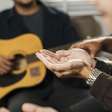 Musicoterapia em pacientes cirúrgicos deve considerar perfil clínico e saúde mental