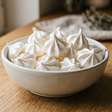 Merengue vegano sem clara de ovo: a água do grão-de-bico pode ser batida com açúcar e cremor tártaro até formar uma espuma firme capaz de ir ao forno