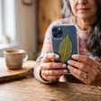 Por que tantas pessoas estão colocando uma folha de louro atrás da capa do celular? Entenda o significado do ritual que virou febre para atrair dinheiro e proteção