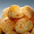 Pão de queijo simples na airfryer: fica douradinho e macio por dentro