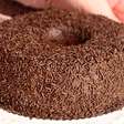 Brigadeirão delicioso, pronto em trinta minutinhos e com bastante granulado por cima