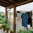 Neozelandeses evitam secar roupa dentro de casa sempre que podem: uma única carga molhada pode liberar litros de umidade no ambiente, favorecendo condensação e mofo em paredes e janelas