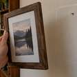 Casal comprou um apartamento antigo com móveis incluídos, mas um pequeno detalhe atrás de cada quadro fez com que parassem a reforma antes de jogar qualquer coisa fora