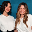 Divas fashionistas! Bruna Marquezine e irmã Luana provam que camiseta branca não é básica em 17 fotos com saias de veludo, renda e muito glamour