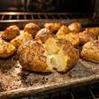 Batata assada mais crocante: em vez de levá-la crua direto ao forno, cozinheiros fervem os pedaços antes e deixam a superfície irregular para criar uma casquinha mais espessa