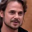 A Fazenda 18: Daniel Erthal surta para cima de ex-BBB e web detona: 'Descontrolado'