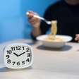 Comer tarde da noite faz mal? Entenda como o horário das refeições pode influenciar glicemia e peso