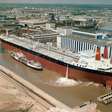Há tão poucos navios dispostos a atravessar Ormuz que utilizar um petroleiro já custa mais de um milhão de dólares por dia; e vamos sentir isso no posto de gasolina