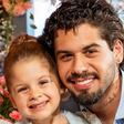 Eita! Zé Felipe canta ao vivo e reação da filha Maria Flor viraliza