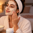 A máscara facial caseira que se aplica à noite deixa a pele com um aspecto mais luminoso pela manhã