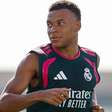 Mbappé rompe acordo e assina novo contrato
