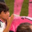 Filho de Messi cheira camisa do pai durante abraço e tem reação inusitada
