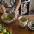 A bebida verde que virou queridinha das rotinas: por que o matcha reúne estímulo, antioxidantes e um jeito diferente de tomar chá