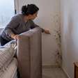 Moradores passaram anos culpando a pintura por manchas que surgiam sempre nos mesmos cantos da casa, até um profissional fazer uma pergunta simples sobre o que eles faziam quando o frio começava