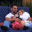 A Fazenda 18: Novo casal? Rene e Ana ficam agarradinhos e web reage: 'Que carência!'
