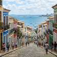 Construída sobre uma escarpa de 85 metros diante da Baía de Todos-os-Santos, a primeira capital do Brasil preserva ruas de casarões coloridos, igrejas e palácios dos séculos XVII ao XIX em um centro histórico reconhecido pela Unesco