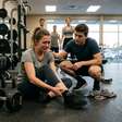 Academia deixa um halter pesado fora do suporte, aluno tropeça durante o treino e quebra o pé; uma simples falha de organização pode terminar em milhares de reais por tratamento, afastamento do trabalho e dano moral
