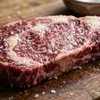 Para formar uma crosta melhor no bife, cozinheiros salgam a carne com pelo menos 45 minutos de antecedência ou apenas momentos antes de colocá-la na frigideira