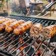 Pare de furar a linguiça antes de grelhar: o segredo dos churrasqueiros para ela ficar suculenta sem precisar de marinada