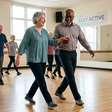 Caminhar é ótimo após os 60, mas a dança trabalha o corpo inteiro: ela exige coordenação, treina o equilíbrio e tem adesão muito maior que o exercício tradicional