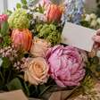 Mulher recebeu um enorme arranjo de flores em casa sem cartão nem explicação, passou o dia tentando descobrir quem havia enviado e só entendeu o erro quando encontrou uma pequena etiqueta escondida entre as folhas