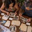 Casal esvaziava a casa de um parente quando separou uma caixa inteira para o lixo, mas uma anotação no fundo fez os dois retirarem tudo de volta