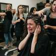 Salão aplica produto químico sem fazer teste prévio, cliente sofre queimaduras no couro cabeludo e perde parte do cabelo; um procedimento de rotina pode terminar em indenização por dano moral, estético e gastos com tratamento