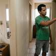 Homem deixou o celular carregando todas as noites no mesmo lugar durante anos e nunca se preocupou com isso, até acordar com um cheiro estranho vindo justamente do lado da cama