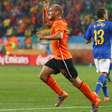 Sneijder leiloa bola de jogo contra o Brasil e medalha de 2014