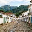 Entre montanhas cobertas pela Mata Atlântica, praias, ilhas e um antigo porto ligado ao Caminho do Ouro: a cidade colonial fluminense que preservou seu traçado do século XVIII e integra com Ilha Grande um patrimônio mundial de cultura e biodiversidade