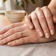 Unhas bege: 5 tons elegantes que rejuvenescem as mãos