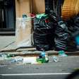 Parece Brasil: Lisboa quer cancelar programa de reciclagem porque as pessoas estão revirando lixo em busca de garrafas